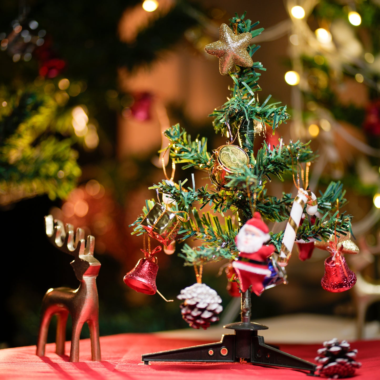 Mini foldable christmas tree with 10 ornaments