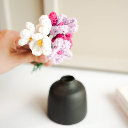 black bud vase with mini crochet daisies