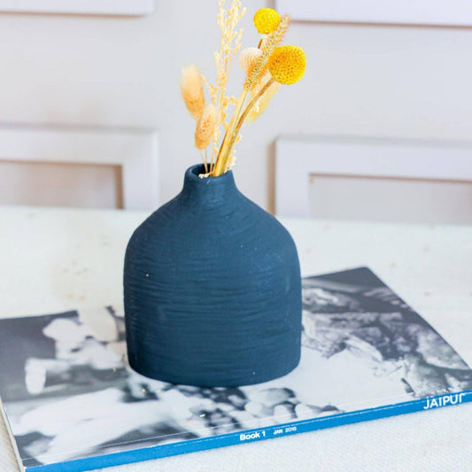 Ceramic Ronda Lined vase in matte-Black