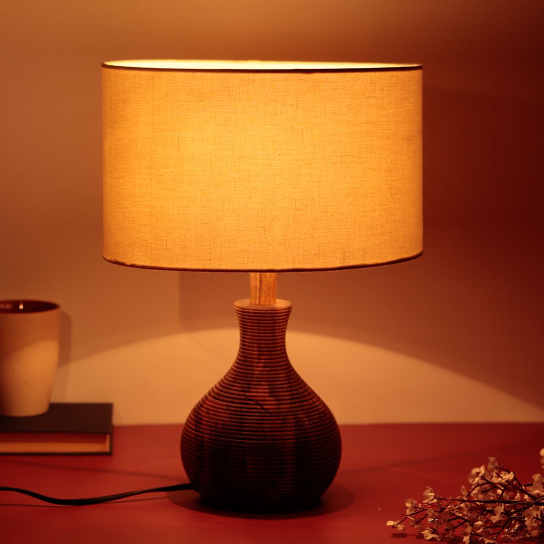 "Matka Ribbed" sheesham wood table lamp with off-white shade